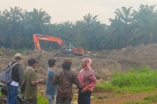 Heboh! Kebun Sawit PT GML Dijadikan Lokasi Tambang – Perwakilan Warga Datangi Lokasi Dihadapi Anggota TNI