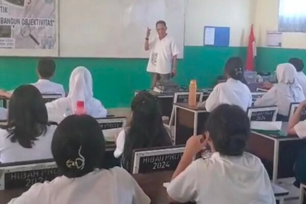 Cerdaskan Pelajar SMA Pimpinan The Journal Indonesia Berbagi Ilmu Jurnalistik